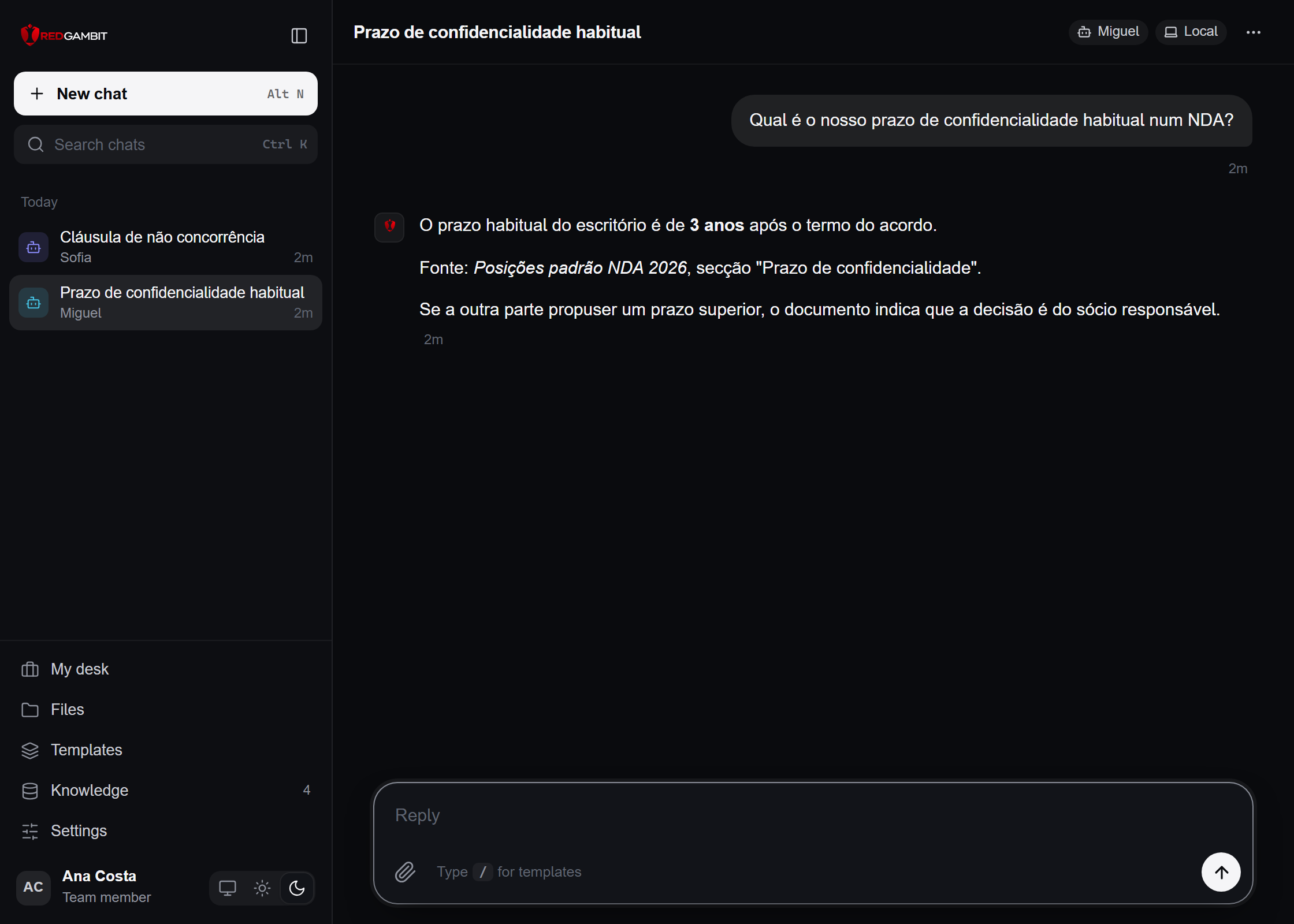 Uma conversa com o assistente Miguel, a correr no modelo local. À pergunta sobre o prazo de confidencialidade habitual num NDA, a resposta indica 3 anos e cita o documento e a secção de onde veio.
